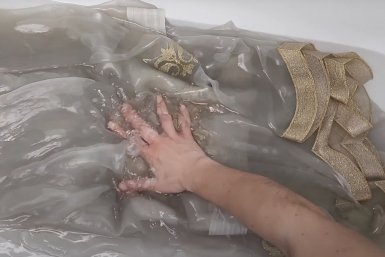 Умные хозяйки не стирают тюль, а замачивают в ванной 2 часа - сразу белый и гладкий скриншот видео с youtube-канала &quotСоветы для дома&quot (12+)