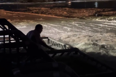 Мэр Невинномысска Михаил Миненков присоединился к крещенским купаниям Скриншот видео из соцсетей главы Невинномысска Михаила Миненкова