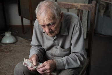 Стало известно, кто в России получает самую маленькую пенсию ИИ Kandinsky (18+)