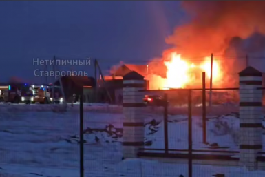 Частный дом полыхает на ул. Роз в Ставрополе ТГК &quotНетипичный Ставрополь&quot (18+)