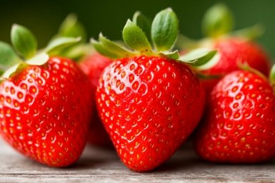 С маленького куста собираю 1,2 кг сочных и медовых ягод: другие сорта клубники, кроме этого, больше не посажу. ИИ Кандинский (18+)