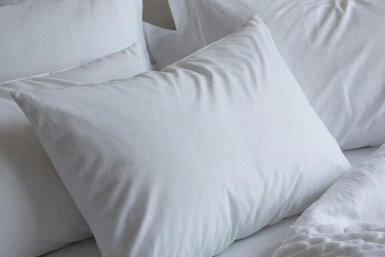 Даже старые подушки задышат свежестью: 1 хитрость от пота и желтых пятен ИИ Kandinsky (18+)