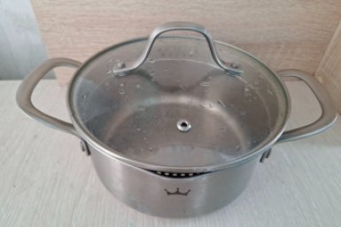 Ложка пасты на губку - и крышки от кастрюль чище не придумаешь, грязи и жира нет даже под ободком ИА KrasnodarMedia