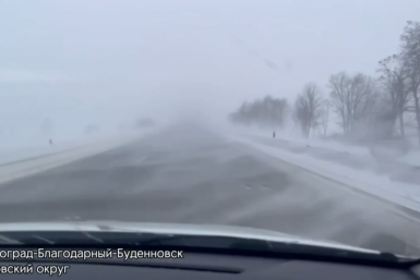 Метель и сильный ветер бушуют на трассах в Петровском округе Ставрополья