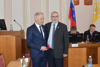 Награду за заслуги перед городом вручили депутату Виктору Лозовому в Ставрополе телеграм-канал (18+) Георгия Колягина