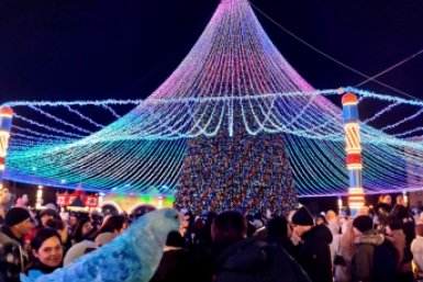 Новогоднее убранство начали демонтировать с площади Ленина в Ставрополе