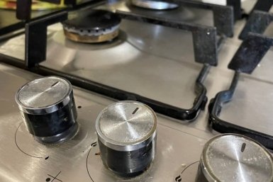 Ручки от плиты отмываю влегкую: замачиваю в этом растворе - и жир сам сползает, даже не тру ИА SevastopolMedia.ru