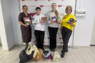 Открытки для бойцов СВО и пряжу передал ИА Stavropol.Media центр соцпомощи