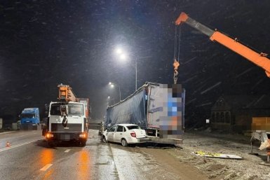Легковушка врезалась в автокран на Ставрополье, пострадал рабочий пресс-служба Госавтоинспекции Ставрополья