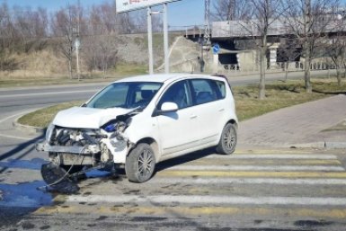Пенсионер на иномарке врезался в столб в Невинномысске Госавтоинспекция Ставрополья