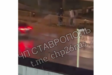 Мужчину избили и заставили встать на колени на улице 50 лет ВЛКСМ в Ставрополе Телеграм-канал &quotЧП Ставрополь&quot (18+)