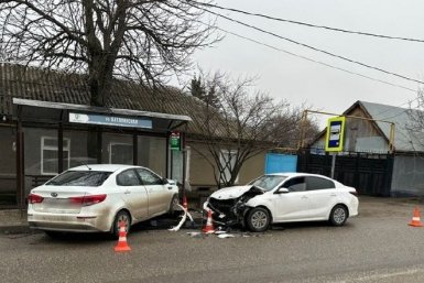 Водитель на иномарке врезался в автомобиль, а потом в остановку на Ставрополье ГАИ Ставрополья