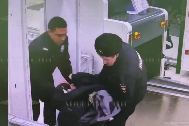 Дебошир избил сотрудниц службы безопасности в аэропорту Минвод, его задержали МВД Медиа