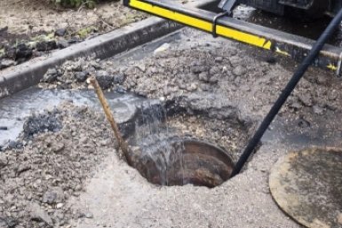 Второй день из забитой канализации Ессентуков достают тряпки и прочий мусор соцсети Владимира Крутникова