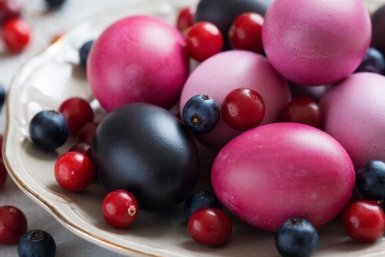 Яйца на Пасху крашу ягодой - 1 минута в сладкой ванночке, и цвет шикарный ИИ GigaChat (18+)