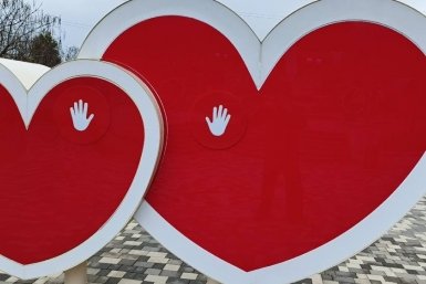 Подросток восстановил, повреждённые им сердца на Аллее любви в Железноводске Соцсети главы Железноводска Евгения Бакулина