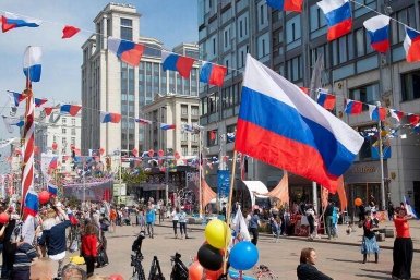 Майские без длинных выходных: как будут работать и отдыхать россияне Создано при помощи ИИ