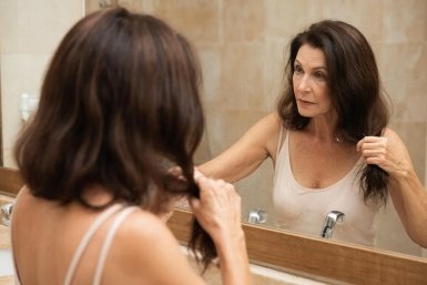 Раскрыли новый способ, как скрыть седину без краски: для тех, кому за 55 лет Создано при помощи ИИ