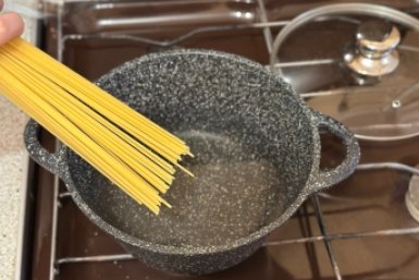 Всю жизнь варили макароны неправильно: физик объяснил, почему сыпать соль до закипания - это ошибка