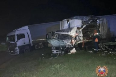 В ДТП с тремя грузовиками на Ставрополье погиб 32-летний водитель