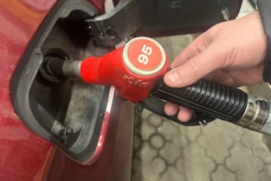 Как простой обман заправочного пистолета на АЗС зальет полный бак бензина ИА SevastopolMedia