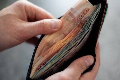 Россиянам объяснили, как накопить 1 млн рублей за год - реально ли это при средней зарплате