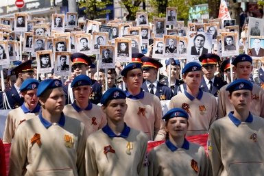 Около 90 тысяч жителей Ставрополя присоединились к шествию "Бессмертного полка"