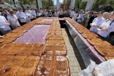 В Минводах испекли огромный пирог весом 400 кг в память о 1418 днях войны