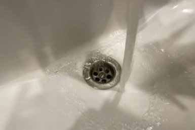 1 стакан в раковину на ночь - утром даже вековой засор канул в Лету: вода улетает со свистом, ни капли запаха ИА SakhalinMedia