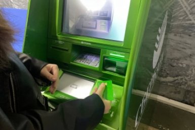 Обходите их за версту: эксперт назвал 4 места, где опасно снимать наличку - в секунду опустошают карты