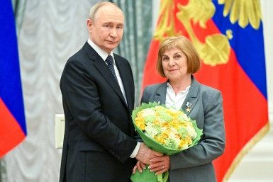 Путин лично вручил значок Героя труда России жительнице Ставрополья