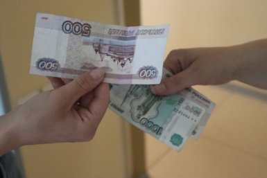 Доллар не устоит на текущих позициях: эксперт рассказал, чем завершится весна для рубля