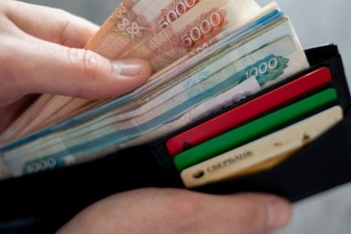 Население не спешит возвращаться на оплату наличными