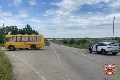 Школьный автобус попал в ДТП на трассе Ставрополья