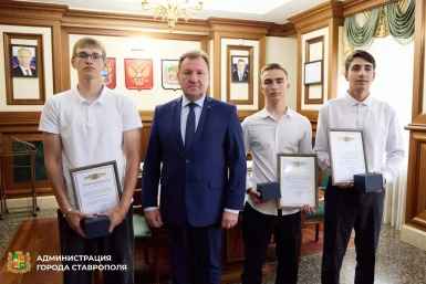 Глава Ставрополя встретился со студентами-матросами, спасшими двух детей на Комсомольском пруду