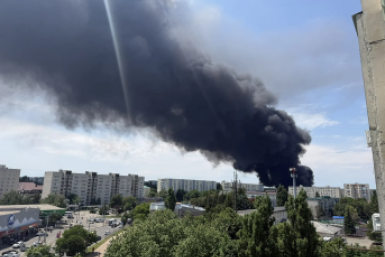 Огромные черные клубы дыма: о сильном пожаре сообщают жители севера Ставрополя