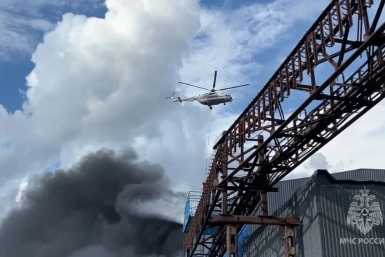 Вертолет Ми-8 уже сбросил около 8 тонн воды, чтобы потушить пожар в Ставрополе