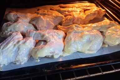 Кладу пергамент правильной стороной — и выпечка золотистая, мясо сочное, ничего не прилипает