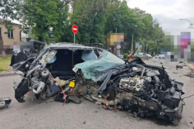 BMW в хлам, пассажир погиб: иномарка влетела в бетонное ограждение в Пятигорске