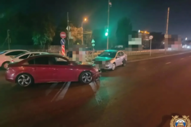 Столкнулись Mitsubishi и Chevrolet в Ставрополе: 13-летняя девочка в реанимации