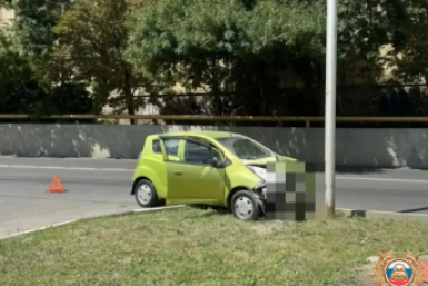 Chevrolet врезался в опору ЛЭП в Ставрополе, пострадали женщина и подросток