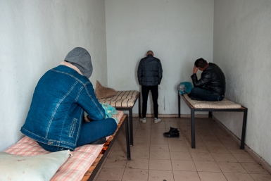 Избили и забрали деньги: на Ставрополье троих мужчин и двух 16-летних девушек обвинили в разбое