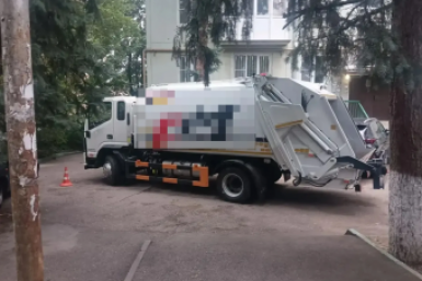 Водитель мусоровоза насмерть сбил мужчину во дворе жилого дома в Кисловодске