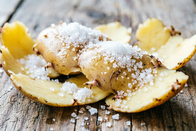 Посыпаю картофельную кожуру солью — и кастрюля чище, чем в день покупки: восторгаюсь своей смекалке