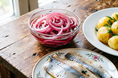 Просто лук и ложка сахара — вкуснотища нереальная: на закуску, к селедке, в салаты — применений уйма