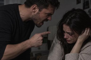 Раскрываем абьюзера по 7 признакам — как распознать тирана под маской заботы