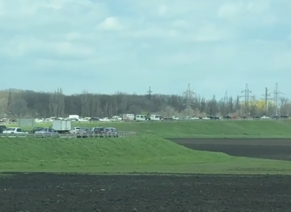 Огромная гора мусора образовалась в одном из дворов Ставрополя