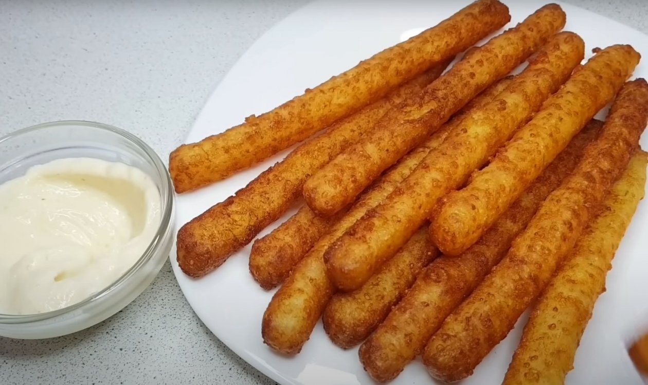 Смешиваем картофель с сыром — и поднос вкуснятины на ужин готов: аж пальцы откусят скриншот видео с youtube-канала &quotПРОШУ К СТОЛУ !&quot (12+)