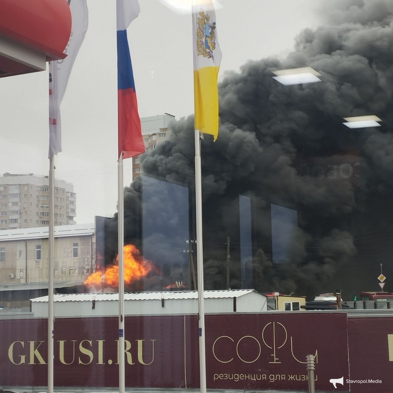 Сильный пожар вспыхнул в Ставрополе очевидцы