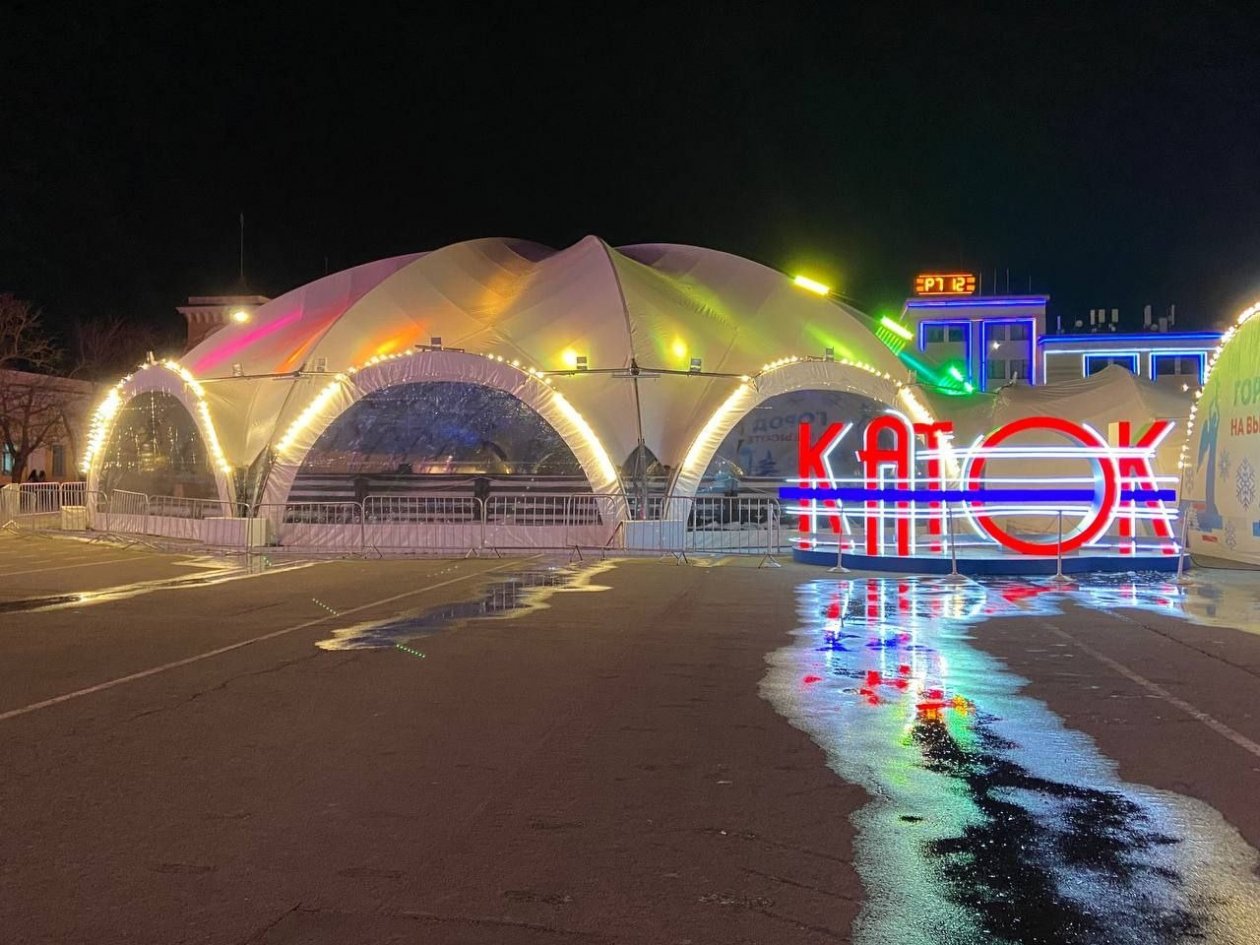 Демонтаж ледового катка начали в центре Ставрополя ИА Stavropol.Media